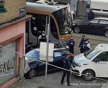 Mercedes AMG crasht tegen gevel na politieachtervolging