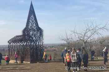 Heel druk op Limburgse wandelpaden: aanschuiven aan doorkijkkerkje