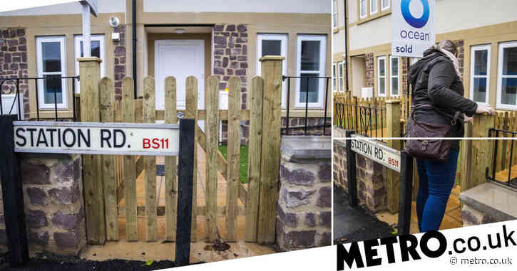Developers called ‘brain dead’ after putting house gate right behind road sign