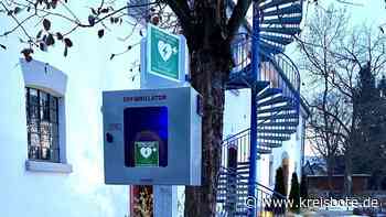Ein neuer Defibrillator wurde am KOM in Olching aufgestellt. - kreisbote.de