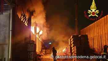 Fiorano, rogo in un magazzino edile: danni ingenti - La Gazzetta di Modena