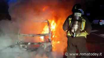 Incendio sull'Aurelia: Smart distrutta dalle fiamme