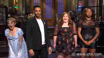 'Bridgerton' star makes 'SNL' cast swoon