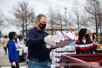 Texans' Cal McNair, wife Hannah distribute supplies at Houston Food Bank-HISD event - Houston Chronicle