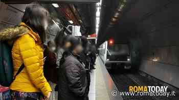 Caos sulla Metro A, un atto vandalico su un treno manda in tilt la linea