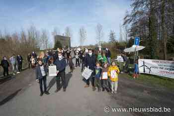 Kinderen zingen protestlied tegen windmolenproject De Zesling