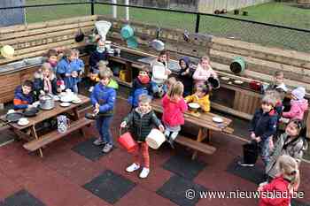 Kleuters De Schatkist spelen ‘kokenetentje’ in openlucht