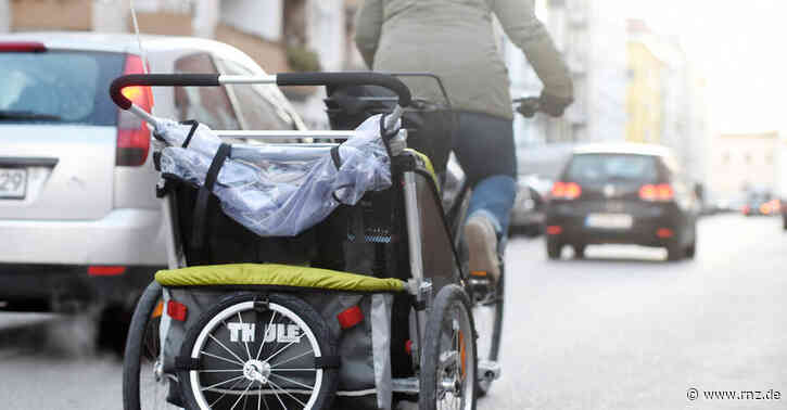 Mannheim:  70-jähriger Autofahrer nimmt Radlerin mit Kinderanhänger Vorfahrt