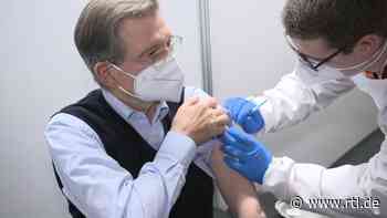 RTL begleitet Solms (FDP) bei Corona-Impfung: "150 Mal versucht, Termin zu bekommen" - RTL Online