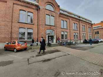 Man gedagvaard wegens overtreding avondklok, terwijl het politie was die hem ’s nachts op straat zette: “Echte coronagekte”