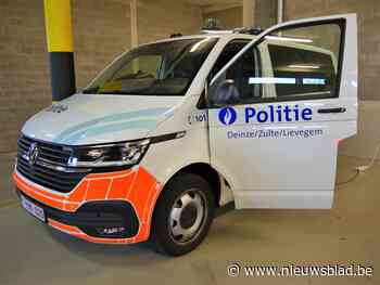 Auto tegen boom, twee gewonden