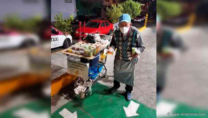 Abuelo recorre las calles de México con su perro para vender postres y así ayudar a la familia