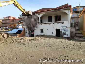 Ardea, ruspe in azione sul lungomare: demolito manufatto abusivo occupato da uno straniero - Il Corriere della Città