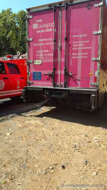 Choque entre vehículo y camioneta en carretera Cuernavaca-Tepoztlán - Unión de Morelos