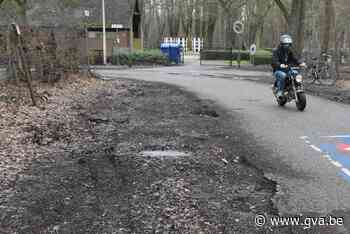 Slijkerige 'parking' aan kerkhof wordt bij droog weer aangepakt - Gazet van Antwerpen