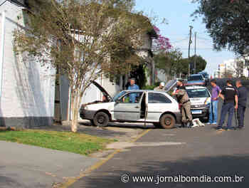 Carro colide contra portão de fábrica no presídio de Erechim em tentativa de fuga | Jornal Bom Dia - Jornal Bom Dia
