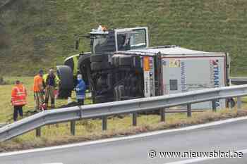 Vrachtwagen belandt in gracht langs E403, chauffeur klautert zelf uit cabine - Het Nieuwsblad