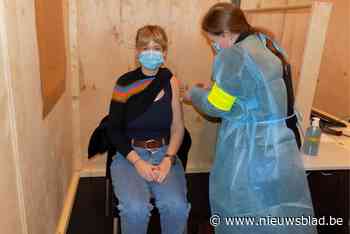 Zorgverleners ontvangen eerste coronaspuitje in Tielenhei