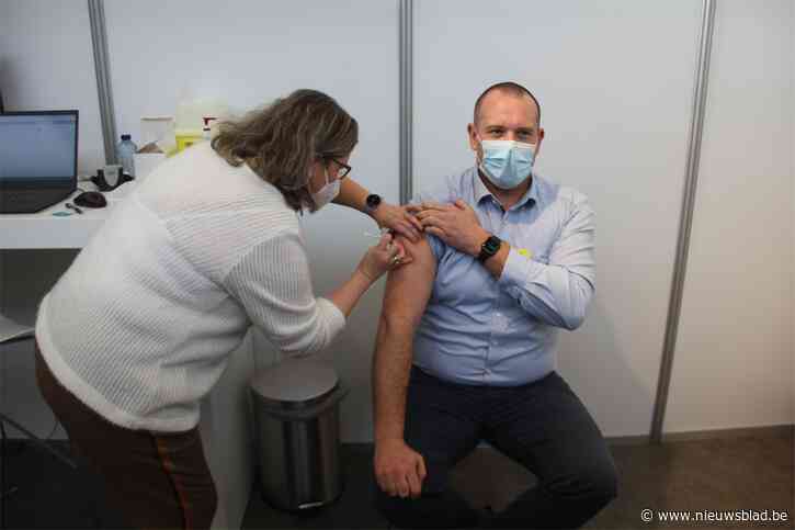 Eerste vaccins toegediend in Puyenbroeck: “Als je als ambulancier in de ogen kijkt van mensen die sterven aan het virus, dan twijfel je niet”