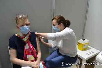 Verpleegster Isabelle (55) krijgt als eerste prik in vaccinatiecentrum Hoge Wal