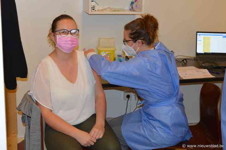 Melissa (36) krijgt eerste vaccin in ‘Mooie Dagen-Poort’