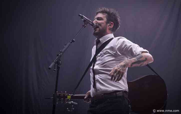 Frank Turner to “pause” livestream gigs after raising over £250k for independent venues