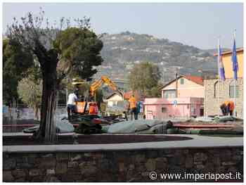 Imperia: rotonda Castelvecchio, al via lavori su manto in erba sintetica. "Posizioneremo anche un'antica macina di frantoio" - IMPERIAPOST