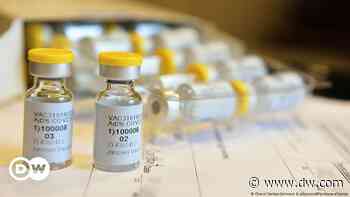 Coronavirus digest: J&J vaccine prevents COVID – US regulator - DW (English)
