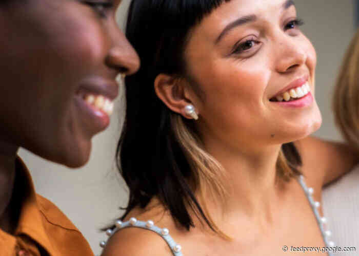NOVA H1 audio earrings with wind noise cancellation and microphones