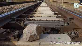 Zug mit Steinen beworfen, Betonklotz auf Gleise gelegt - Hamburger Abendblatt