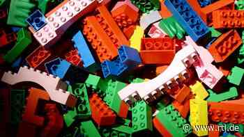 Benjamin Albrecht aus Lüneburg baut seine Heimatstadt aus den kleinen bunten Steinen nach - RTL Online