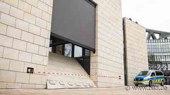 NRW-Landtag mit Steinen beworfen: Scheibe und LED-Wand beschädigt - BILD