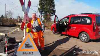 Zwischen Tornesch und Prisdorf: Mathias Solenski führt Passanten sicher über den gesperrten Bahnübergang | shz.de - shz.de
