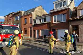 Brandweer rukt uit nadat roofing tijdens dakwerken vuur vat - Gazet van Antwerpen