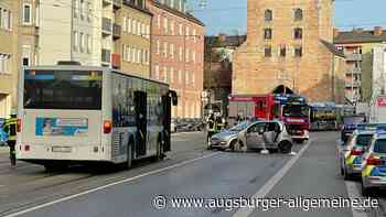 Sechs Menschen nach Karambolage zwischen Auto und Bus in Augsburg verletzt - Augsburger Allgemeine