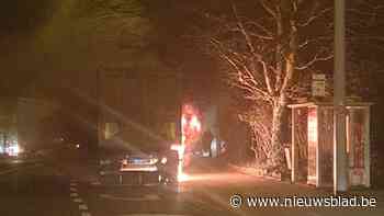 Brandweer moet ingrijpen nadat vrachtwagen lading verliest e... (Beernem) - Het Nieuwsblad Mobile - Het Nieuwsblad