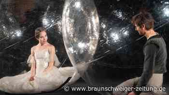 Kunstaktion: Stuttgarter Ballett tanzt in transparenten Bällen