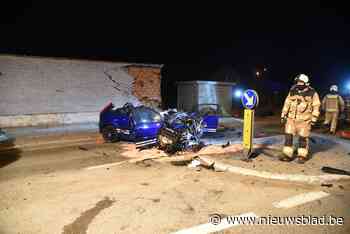 Wagen ramt huisgevel, bestuurder zwaargewond<BR />