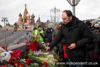 Russians lay flowers to mark opposition leader's killing