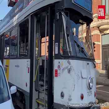 Vuilniswagen botst tegen tram: één persoon lichtgewond (Hoboken) - Het Nieuwsblad