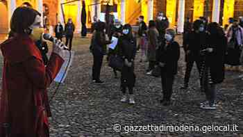 Modena «Ci sono 167 classi isolate» In piazza il “no” alla chiusura - La Gazzetta di Modena