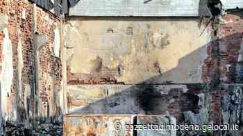 Modena, 4 mesi dopo il rogo. Odori e invasione di mosche in strada S.Anna: «Bonificate» - La Gazzetta di Modena