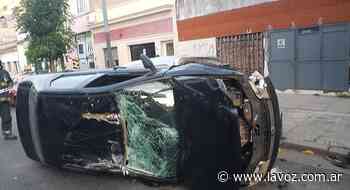 Buenos Aires: una mujer chocó tres autos, volcó y mordió a policías que intentaron identificarla - La Voz del Interior