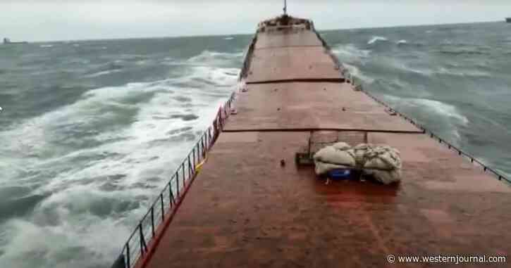 Watch: Absolute Panic Sweeps Bridge as Rough Waves Snap Freighter’s Hull in Two, Sink Ship with Crew Still Aboard