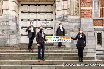 Klimaatactie krijgt coronaproof vervolg: actievoerders betogen verkleed als advocaat voor milieuvriendelijker beleid<BR />