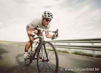 Wielertoerist raakt gewond bij valpartij