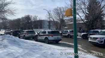 Man in custody after Saskatoon police surround apartment building