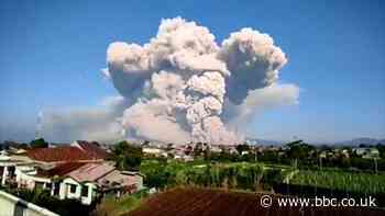 Mount Sinabung: Time-lapse shows Indonesia volcano's 5km-high ash cloud