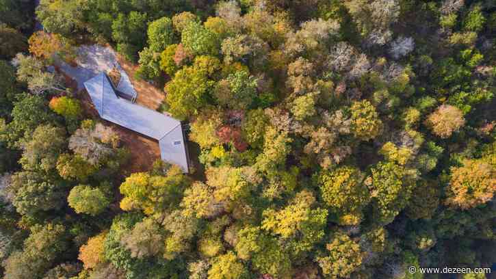 French Broad House by Sanders Pace weaves through a Tennessee forest