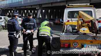Modena. Anziana in bici travolta da furgone, è grave - La Gazzetta di Modena